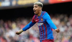 Manchester United ‘offer’ £8.4 million contract to Barcelona defender Ronald Araujo